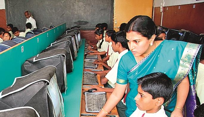  56 teachers from Hingoli district are free to work | हिंगोली जिल्ह्यातील ५६ शिक्षक कार्यमुक्त